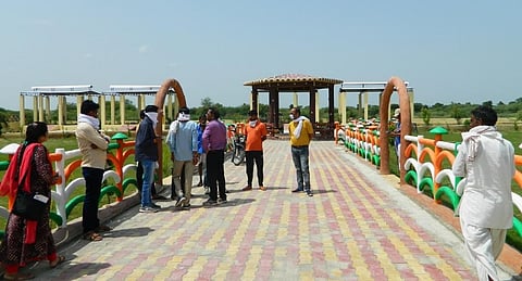 धौली ग्राम पंचायत का श्मशान घाट आकर्षण का केंद्र बन गया है। फोटो : अनिल अश्वनी शर्मा