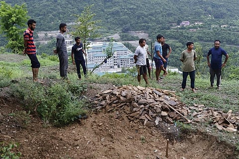 उत्तराखंड के पौड़ी जिले के गांव बूंगा में मनरेगा कार्य में जुटे युवा प्रवासी। फोटो: श्रीकांत चौधरी