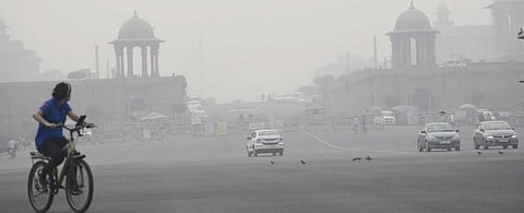 Smog over Vijay Chowk in Delhi. Photo: @sachinjacobk / Twitter
