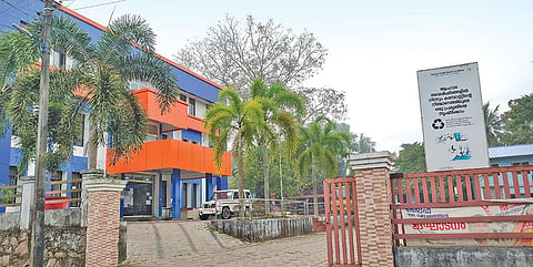 केरल के एर्नाकुलम जिले में स्थित किजहाकम्बलम गांव में पंचायत कार्यालय जहां पंचायत कर्मी गांव के नियमित कार्यों को संचालित करते हैं (फोटो: जिनॉय जोस पी)