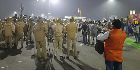 Police at Ghazipur border between Delhi and Uttar Pradesh. Photo: @PrasannaGangak1 / Twitter