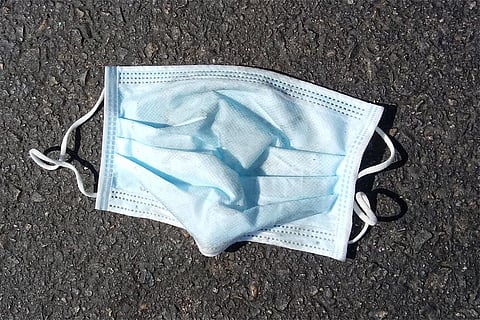 Photo: Wikimedia Commons, A discarded disposal face mask