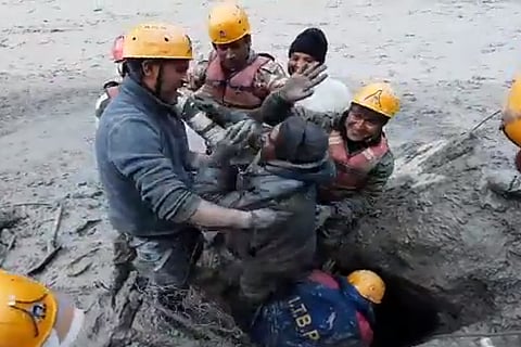 उत्तराखंड हादसे में फंसे मजदूर को निकालते आईटीबीपी के जवान। यह तस्वीर उत्तराखंड पुलिस के टिवटर हैंडल पर डाले गए वीडियो का एक अंश है।