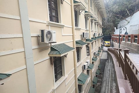 हिमाचल प्रदेश की राजधानी शिमला के एक सरकारी भवन में लगे एयरकंडीशनर। फोटो: रोहित पराशर