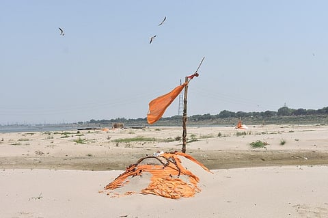 प्रयागराज से 10 किलोमीटर दूर बसे गांव बसवार के लोग कुछ दूरी पर बह रही यमुना के रेत में शवों को दफनाने की बढ़ती घटनाओं से चिंतित हैं। फोटो: गौरव गुलमोहर
