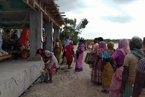 पश्चिम बंगाल में मदद के लिए अपनी बारी का इंतजार करते चक्रवाती तूफान अम्फान से प्रभावित लोग; फोटो: रामकृष्ण मिशन