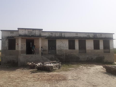 बिहार के एचएससी मोरसंडा- मधेपुरा जिले के मोरसंडा का यह उप स्वास्थ्य केंद्र लंबे समय से बंद पड़ा है। तसवीर मार्च, 2021 की है। फोटो: पुष्य मित्र