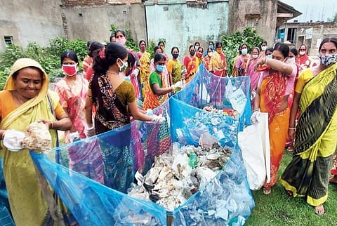 सुंदरवन से प्लास्टिक कूड़ा हटाती महिलाएं। फोटो: स्पेशल अरेंजमेंट