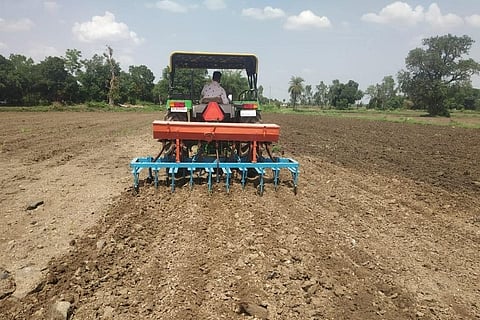 मध्यप्रदेश में किसान खरीफ फसल के लिए खेतों की तैयारी में लगे हैं। फोटो: राकेश कुमार मालवीय