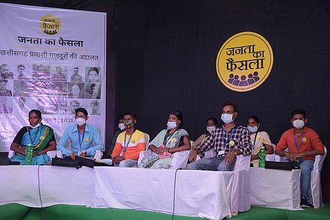 छत्तीसगढ़ के रायपुर में जनता की अदालत का आयोजन किया गया। फोटो: अवधेश मलिक