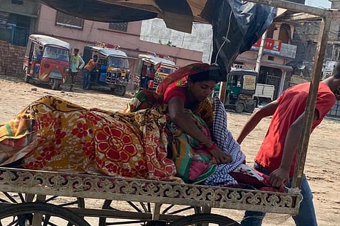 बिहार के पश्चिमी चंपारण क्षेत्र में दूसरी लहर के दौरान कोरोना संक्रमित अपनी मां को रेहड़ी में लिटा कर अस्पताल ले जाते हुए।