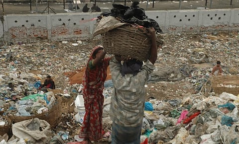 Waste pickers at the Ghazipur landfill in Delhi. Photo: Agnimirh Basu / CSE