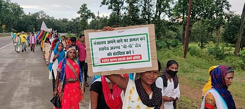 4 अक्टूबर 2021 से आदिवासियों ने 300 किलोमीटर का सफर पैदल शुरू किया। फोटो: अवधेश मलिक