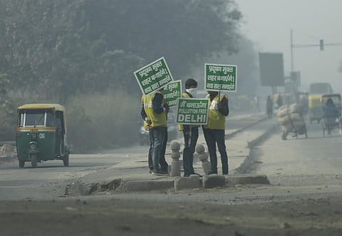 दिल्ली-एनसीआर में 12 नवंबर 2021 को प्रदूषण खतरनाक स्तर तक पहुंच गया। फोटो: विकास चौधरी