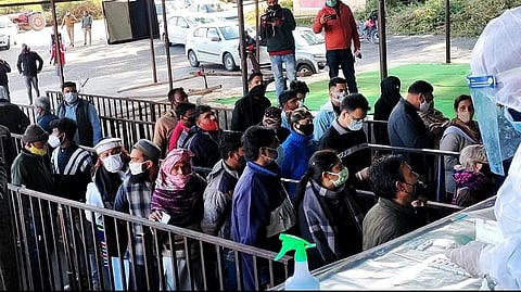 उत्तराखंड में प्रवेश करने के लिए देहरादून के आशारोड़ी बॉर्डर पर कोविड टेस्ट जरूरी। फोटो त्रिलोचन भट्ट