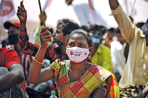 2005 में छत्तीसगढ़ से विस्थापित हो कर पड़ोसी राज्यों में चले गए 100 से अधिक आदिवासी लोगों ने 6 अप्रैल को नई दिल्ली के जंतर-मंतर पर आयोजित एक विरोध प्रदर्शन में भाग लिया और मांग की कि उन्हें वह जमीन दी जाए जहां वे रह रहे हैं (फोटो: विकास चौधरी)