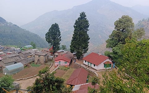 उत्तराखंड के पिंडारी ग्लेशियर के पास बसा गांव खाती। फोटो: महिपाल मोहन