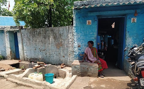 A Santhal woman waits for water in Lahbera near Dhanbad, Jharkhand. Photo: Shuchita Jha/ CSE