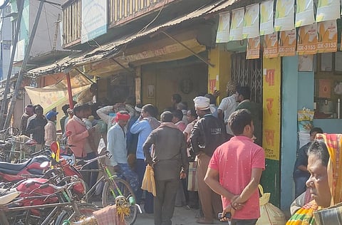 बिहार के सुपौल शहर में एक दुकान पर यूरिया के लिए लगी लाइन। फोटो: राहुल कुमार गौरव