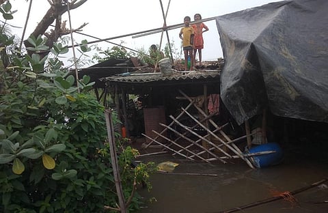 बाढ़ के कारण ओडिशा में हालात बिगड़ते जा रहे हैं। फोटो: twitter@WHH_India