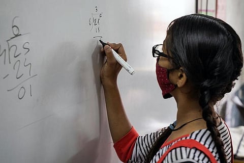 भेदभाव और दकियानूसी सोच के चलते गणित में लड़कों से पिछड़ रही हैं लड़कियां