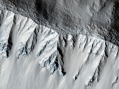 Fresh impact crater in Utopia Planitia in Mars. Photo: NASA / JPL-Caltech / University of Arizona