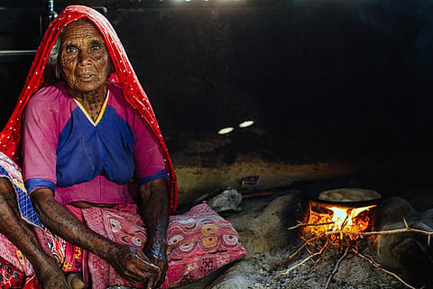 भारत में बुजुर्ग ग्रामीण महिलाओं के मानसिक स्वास्थ्य को प्रभावित कर रहा है घरों में मौजूद वायु प्रदूषण