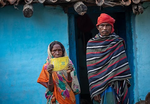 अनार देवी और उनके पति सीता राम भुइयां। उनका राशन कार्ड रद्द कर दिया गया है। फोटो: विकास चौधरी