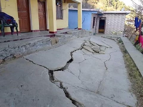 Cracks have developed in almost 600 houses in Joshimath. Photo: twitter@navalkant
