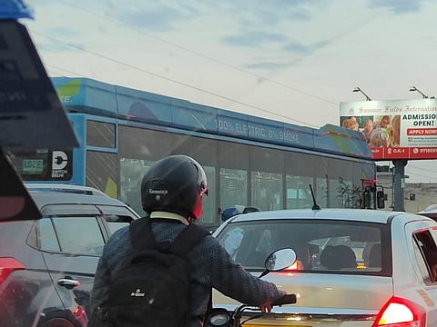 A nearly empty electric bus on a congested road. Photo: Anumita Roychowdhury / CSE
