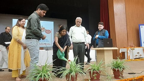 लखनऊ में विश्व जल दिवस के मौके पर आयोजित एक राष्ट्रीय कार्यशाला में उत्तर प्रदेश सरकार में मुख्य सचिव दुर्गा शंकर मिश्रा एवं सेंटर फॉर साइंस एंड एनवायरमेंट की महानिदेशक सुनीता नारायण।