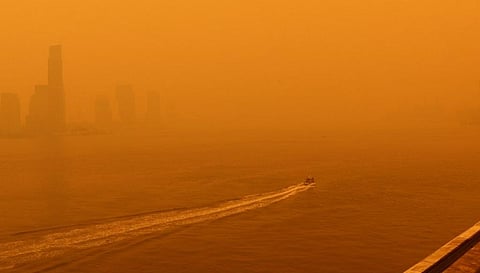 The New York skyline turns orange due to Canadian wildfires. Photo: @UN / Twitter