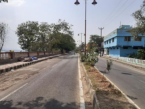 A deserted road in Sambalpur. Photo: Priya Ranjan Sahu.