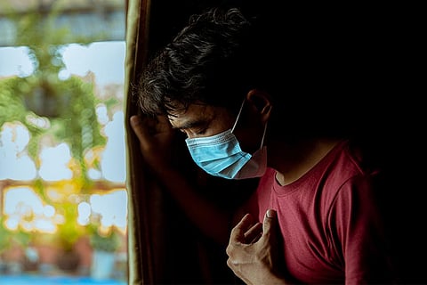 लॉन्ग कोविड की स्थिति में कोविड-19 का शिकार मरीज बीमारी के हफ्तों, महीनों या वर्षों बाद भी उससे जुड़े लक्षणों का अनुभव करते हैं; फोटो: आईस्टॉक