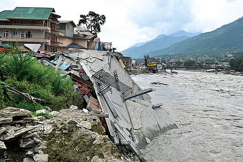 हिमाचल प्रदेश में इस बार माॅनसूनी वर्षा विनाशकारी साबित हुई। कई सड़कें और पुल भीषण वर्षा में बह गए (फोटो: प्रदीप कुमार)