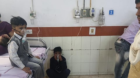 Children using nebulisers in a government hospital in Delhi. Photo: Vivek Mishra / CSE