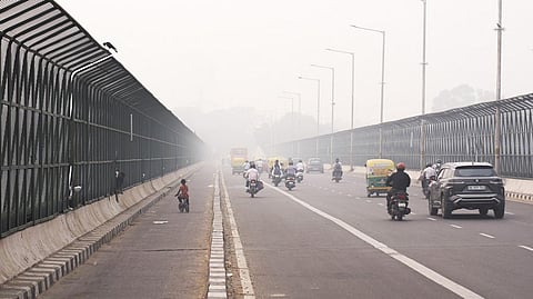 Smog hangs over a bridge on the Yamuna in Delhi. Photo: Midhun Vijayan / CSE