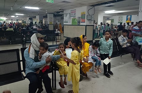 फरीदाबाद के बादशाह खान अस्पताल में बीमार बच्चों की संख्या बढ़ रही है। फोटो: अमित भाटिया