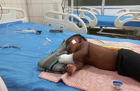 गोरखपुर के एक अस्पताल में भर्ती बच्चा, जिसे नमोनिया और सांस लेने में दिक्कत हो रही है। फोटो: सतेंद्र सार्थक