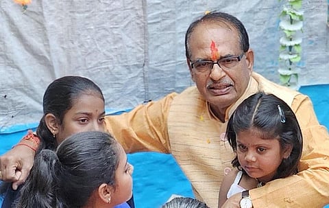 मुख्यमंत्री शिवराज सिंह चौहान ने मुख्यमंत्री लाडली बहना योजना के अंतर्गत महिलाओं को हर महीने 1,000 रुपए देने की घोषणा की, जिसे बाद में बढ़ाकर 1,250 रुपए कर दिया गया। Photo: twitter@OfficeofSSC