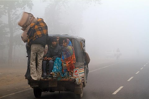 प्रदूषण और कोहरे के आगोश में सड़क; फोटो: आईस्टॉक