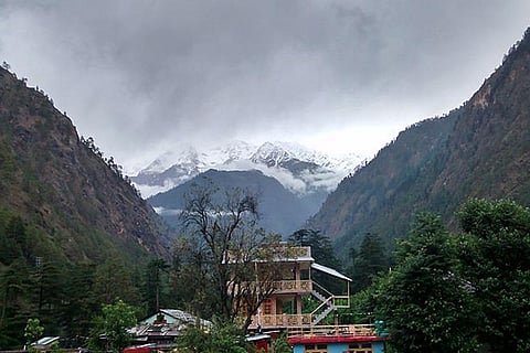 उत्तर के पहाड़ी इलाकों में हल्की बारिश-बर्फबारी, इन हिस्सों में कोहरा, अरुणाचल में ओलावृष्टि