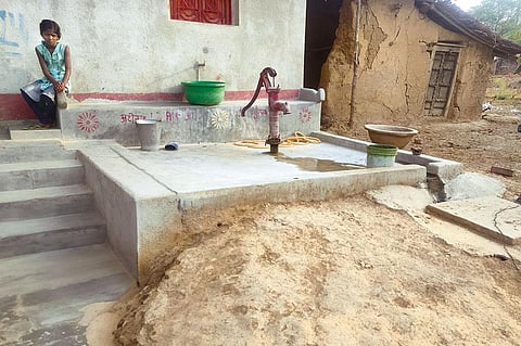 बिहार में 2020-21 में जल जीवन हरियाली मिशन के तहत 85,233 सोख्ता निर्माण हुआ है। इसके बावजूद सरकारी आंकड़े बताते हैं कि राज्य का भूजल स्तर गिर रहा है (फोटो: राहुल कुमार गौरव)