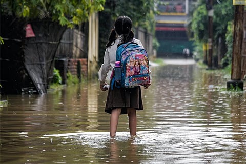 गुवाहाटी में भारी बारिश के बाद स्कूल से घर लौटती बच्ची। जल निकासी की पर्याप्त व्यवस्था न होने के कारण देश में जलभराव एक गंभीर समस्या बनती जा रही है; फोटो: आईस्टॉक