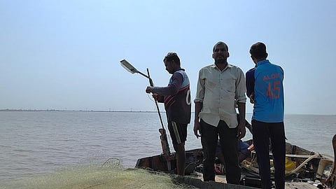 नर्मदा में पानी और मछलियां कम होने की वजह से कई मछुआरे अब इस पारंपरिक व्यवसाय को छोड़ रहे हैं। मछली पकड़ना छोड़ चुके कल्पेश भाई (बीच में)। फोटो: वर्षा सिंह