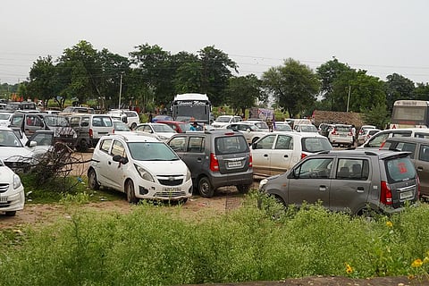 पार्क में खड़े वाहन; प्रतीकात्मक तस्वीर: आईस्टॉक