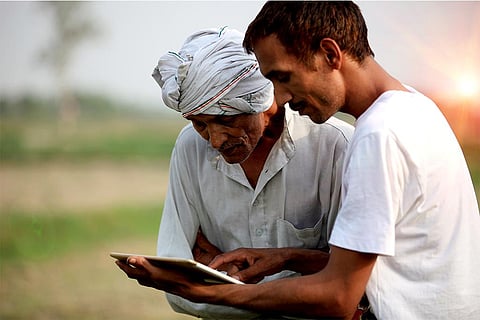 किसान को फसलों के बारे में जानकारी देता युवा कृषि विज्ञानी; फोटो: आईस्टॉक