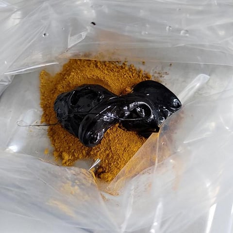Liquid bitumen and the earth pigment ochre prior to mixing. Credit: Patrick Schmidt.