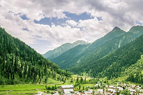 पश्चिमी विक्षोभ का असर, उत्तर और पूर्वोत्तर भारत में बारिश, इन हिस्सों में चढ़ा पारा