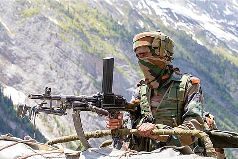 हिमालय के ऊंचे पहाड़ों के बीच सजगता से भारतीय सीमाओं की चौकसी करते जवान; फोटो: आईस्टॉक
